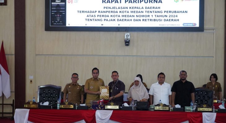 Rico Waas Sampaikan Penjelasan Ranperda Perubahan Pajak dan Retribusi Daerah di DPRD Medan