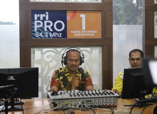 Pertama Kali Jadi News Anchor, Wali Kota Tanjungbalai Bacakan Berita di RRI Medan