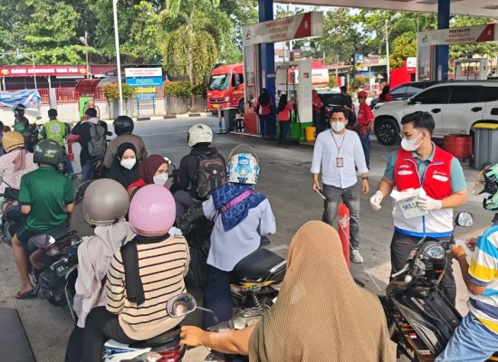Pertamina Patra Niaga Sumbagut Salurkan 2.850 Masker untuk Bantu Warga Terdampak Kabut Asap di Padang