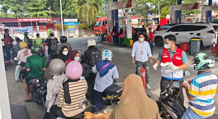 Pertamina Patra Niaga Sumbagut Salurkan 2.850 Masker untuk Bantu Warga Terdampak Kabut Asap di Padang