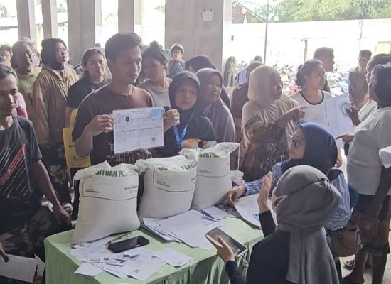 Penyaluran Bantuan Pangan Rampung, 3.540 Warga Sarirejo Terima 30 Kg Beras