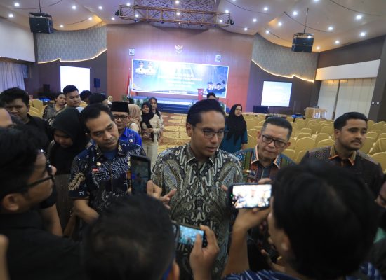 Dari Pajak Rakyat untuk Masa Depan, Rico Waas Serahkan Bantuan Pendidikan kepada 214 Mahasiswa Medan