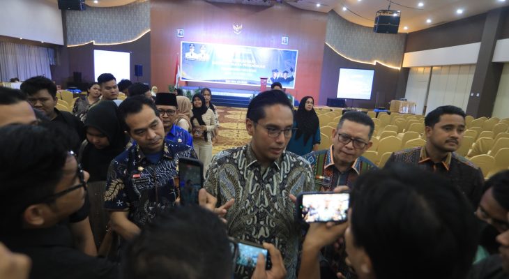 Dari Pajak Rakyat untuk Masa Depan, Rico Waas Serahkan Bantuan Pendidikan kepada 214 Mahasiswa Medan