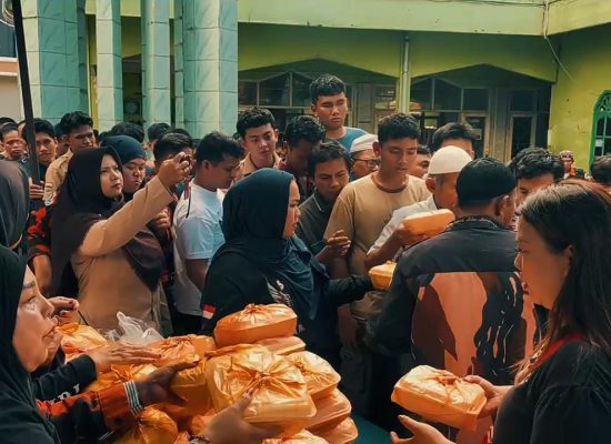 Jumat Berkah, Pemuda Pancasila Medan Area Bagikan Paket Makanan kepada Warga Sukaramai II