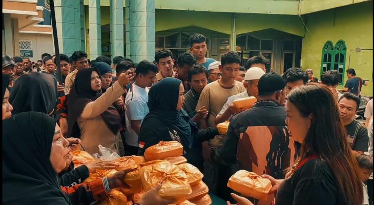 Jumat Berkah, Pemuda Pancasila Medan Area Bagikan Paket Makanan kepada Warga Sukaramai II