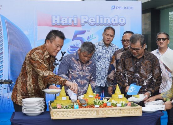 Pelindo Regional 1 Potong Tumpeng Peringati Hari Pelindo ke-5