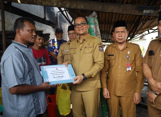 Wawali Tanjungbalai Serahkan Bantuan untuk Korban Kebakaran di Sirantau