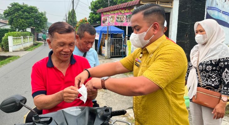 Antisipasi Kabut Asap, Lurah Sari Rejo Bagikan 500 Masker kepada Warga
