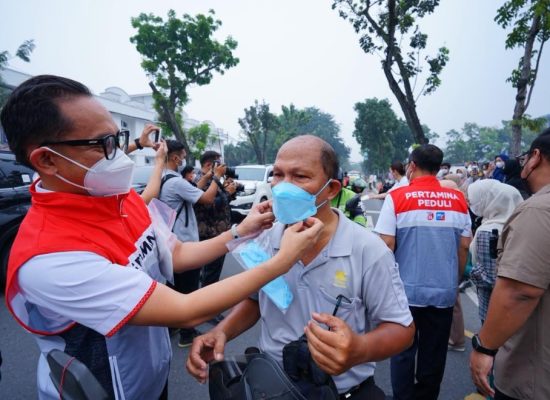 Pertamina Patra Niaga Sumbagut Salurkan 2.200 Masker untuk Warga Medan Terdampak Kabut Asap