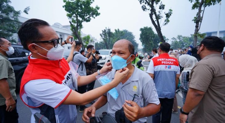 Pertamina Patra Niaga Sumbagut Salurkan 2.200 Masker untuk Warga Medan Terdampak Kabut Asap