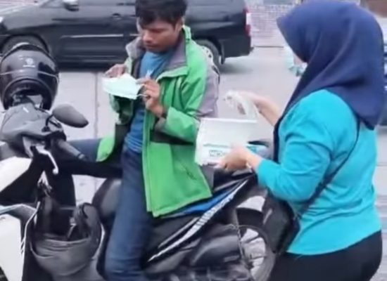 Kelurahan Teladan Barat Bagikan Masker kepada Warga, Pengendara Apresiasi Kepedulian Lurah