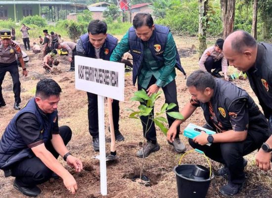 Polrestabes Medan Tanam Ribuan Bibit Pohon di Kawasan Jermal, Dukung Program Green Policing