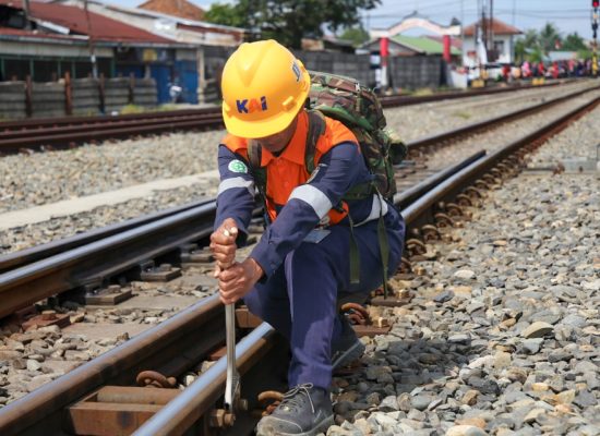 Jaga Keselamatan Perjalanan Kereta Api, Petugas KAI Sumut Periksa Jalur Rel dengan Berjalan Kaki