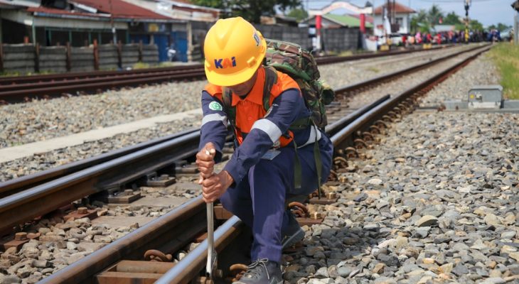 Jaga Keselamatan Perjalanan Kereta Api, Petugas KAI Sumut Periksa Jalur Rel dengan Berjalan Kaki